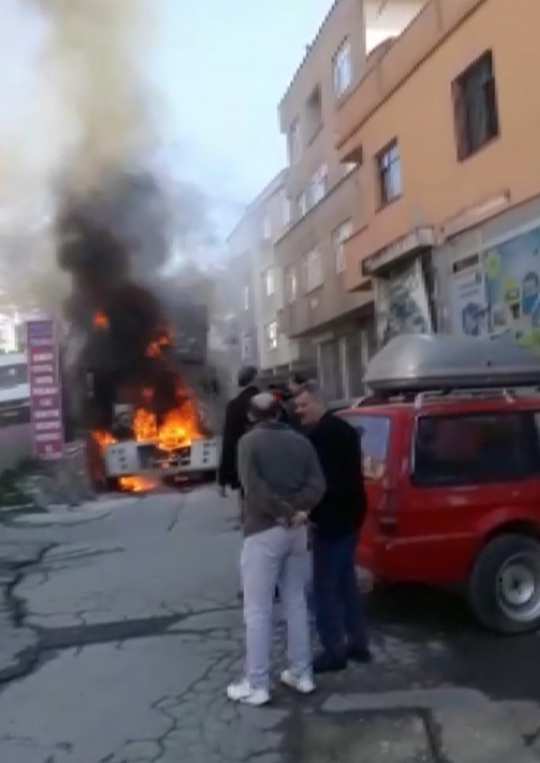 Ataşehir’de park halinde bulunan içerisi buğday yüklü nakliye kamyonu alevlere teslim oldu. Araç sahibi ise koşarak geldiği olay yerinde aracının ...