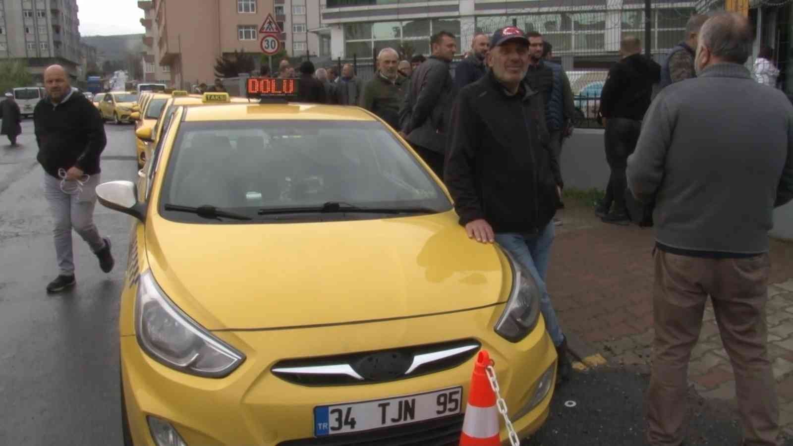 İstanbul’da taksi açılış ücretine yapılan zammın ardından taksi şoförleri yeni tarifeye uygun olarak taksimetrelerini güncellemek için Ataşehir ...