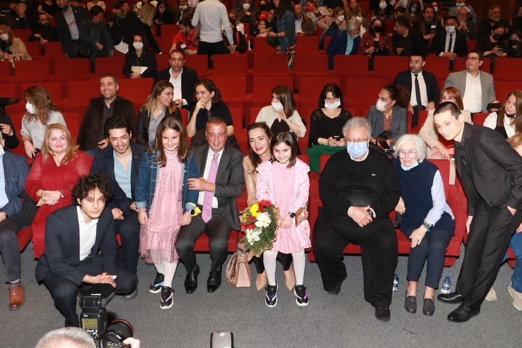 Ataşehir Belediyesi Çocuk ve Gençlik Halk Dansları Topluluğu,  bir rozetle başlayan ve halk egemenliği ile sonuçlanan tarihi süreci muhteşem ...