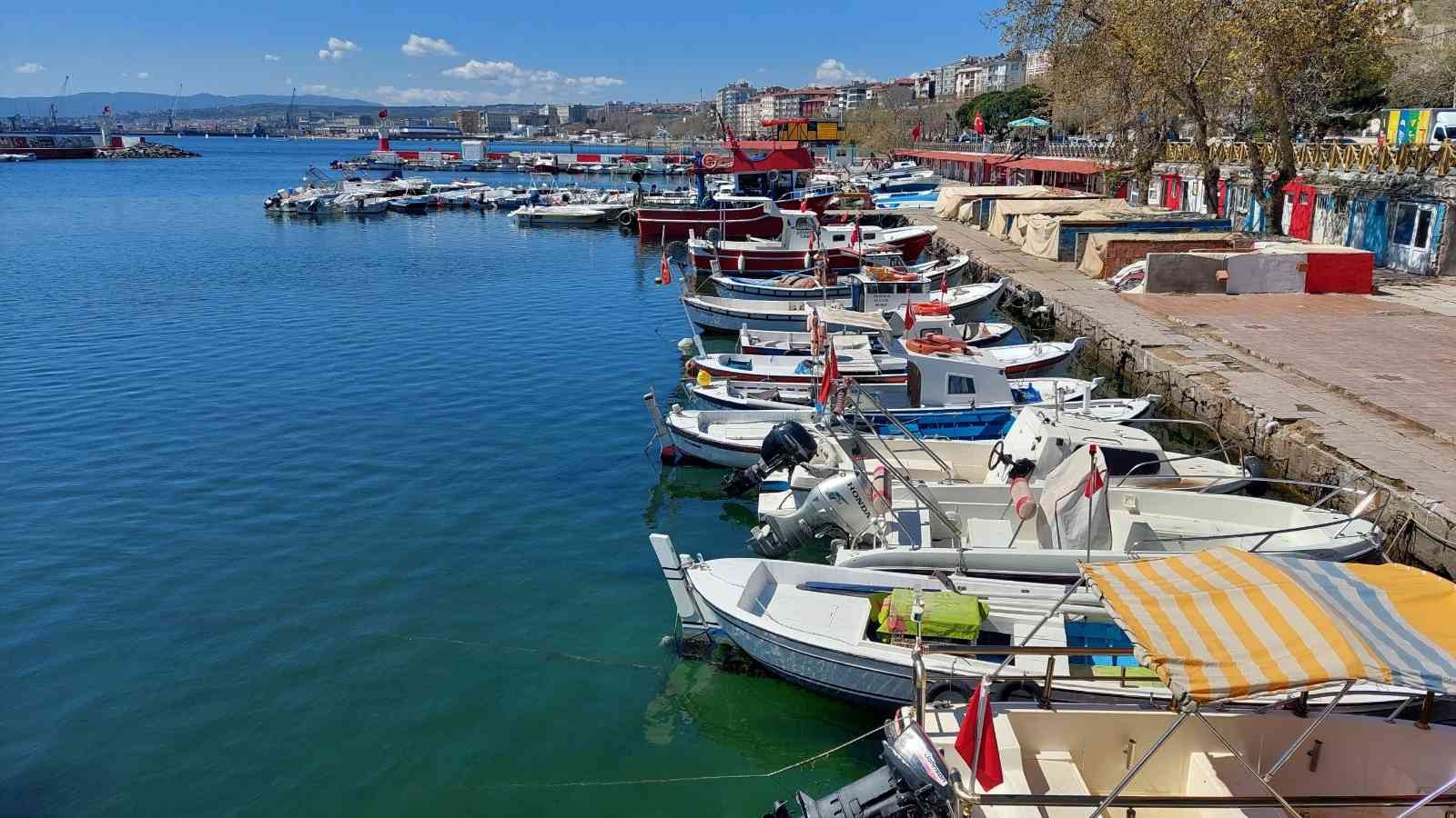 Av yasağına sayılı günler kala Tekirdağ’daki büyük balıkçı tekneleri son hazırlıklarını tamamladı. Küçük tekne balıkçıları ise ava devam edecek ...