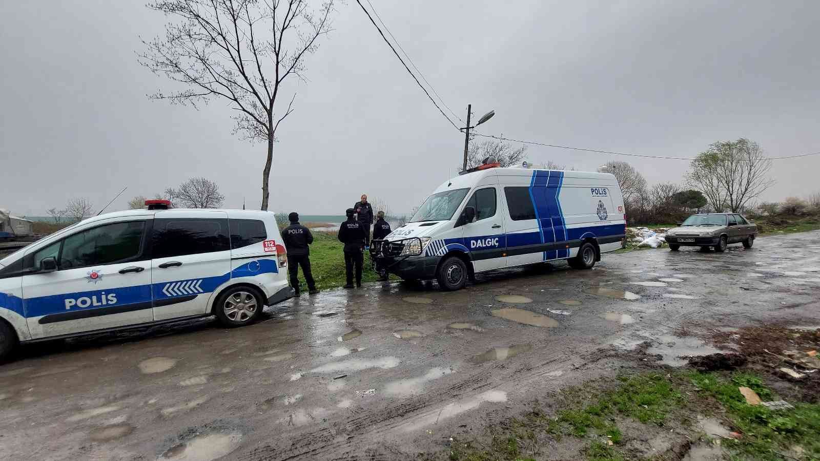 Avcılar’da, göl kenarında ilaçlama yapan belediye ekipleri, çürümüş ceset buldu. İhbar üzerine olay yerine gelen polis ekipleri cesedin bir ...