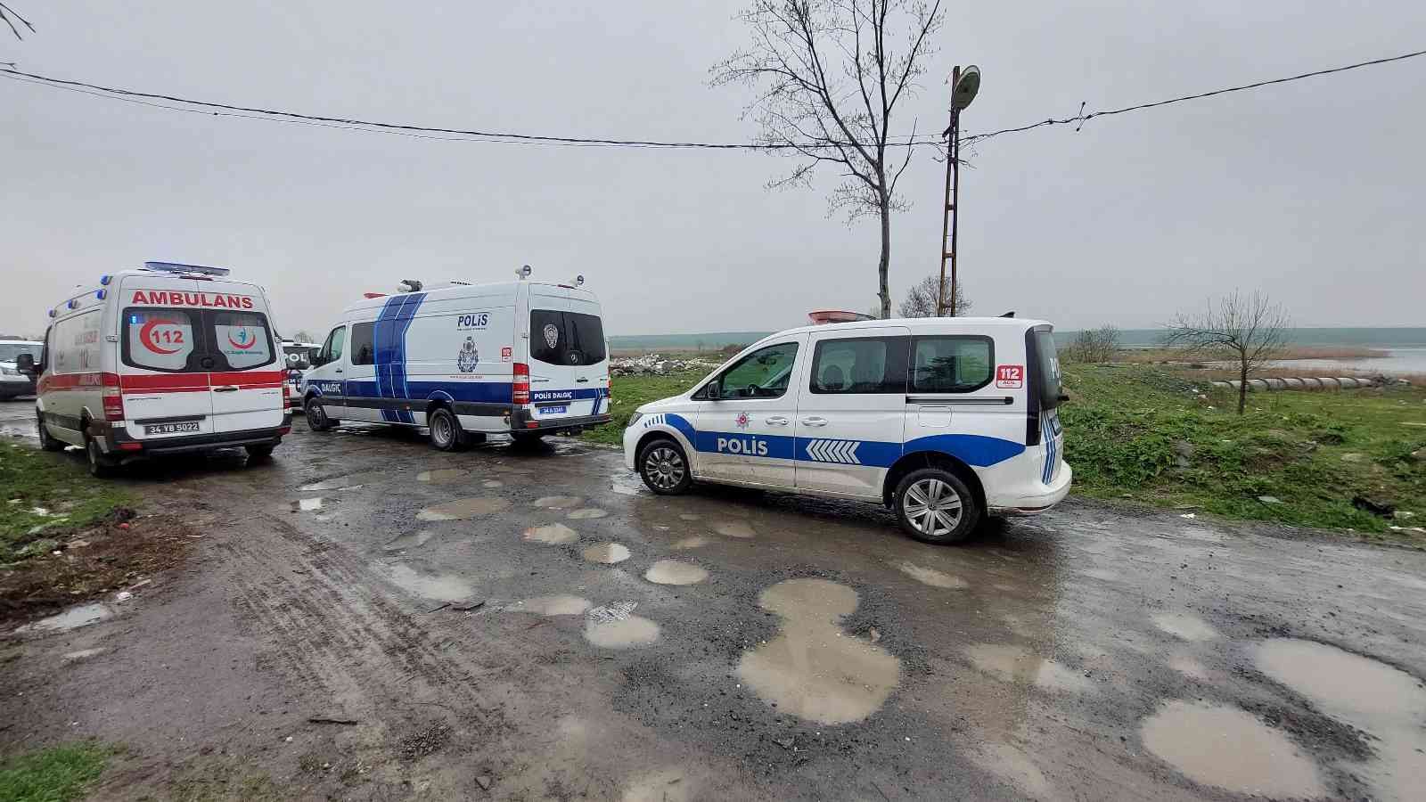 Avcılar’da, göl kenarında ilaçlama yapan belediye ekipleri, çürümüş ceset buldu. İhbar üzerine olay yerine gelen polis ekipleri cesedin bir ...