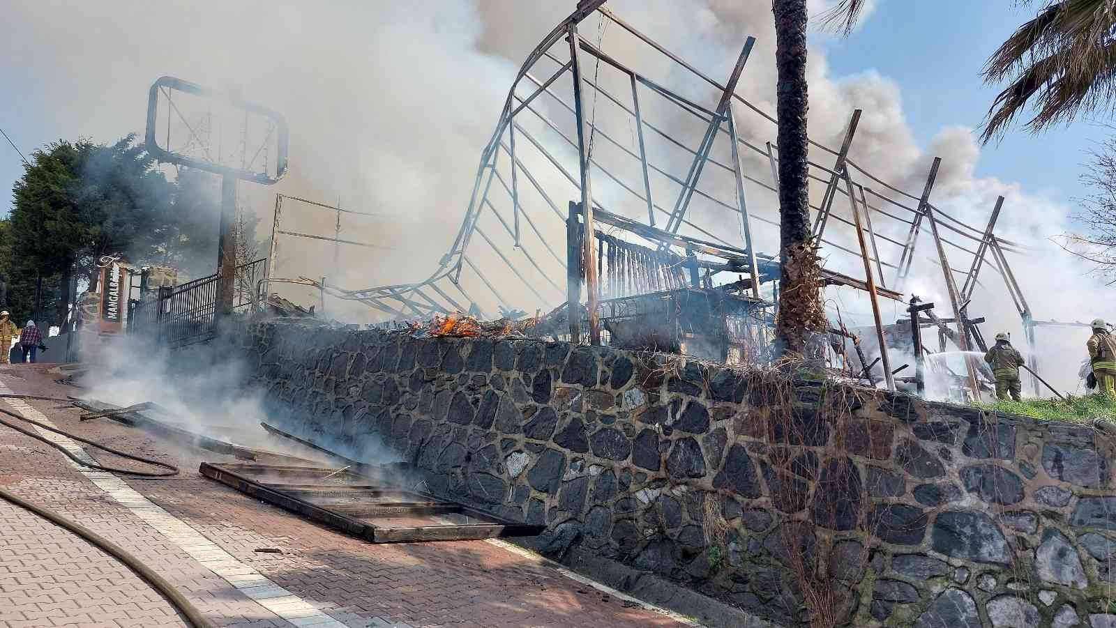 Avcılar’da bir kafede çıkan yangın yandaki başka bir kafeye sıçradı. Yangında iki kez patlama meydana gelirken, alevlerin sardığı iki kafe de ...