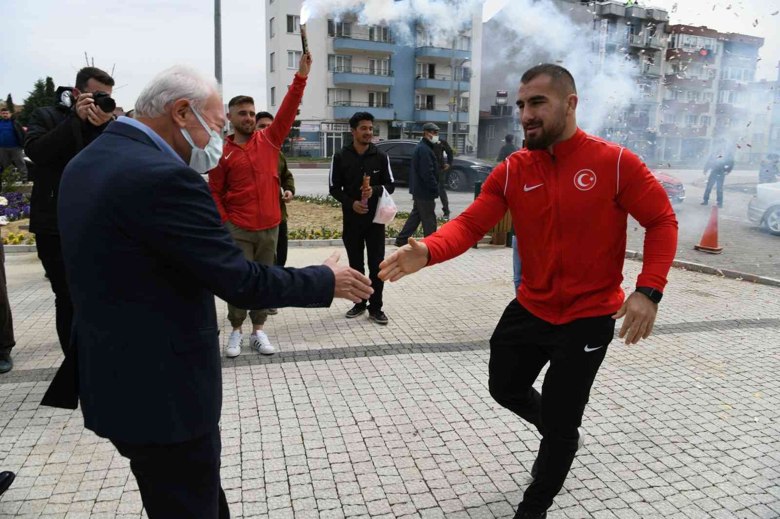 Macaristan’da düzenlenen Avrupa Güreş Şampiyonası’nda Bulgaristanlı rakibi Ahmed Sultanovich Bataev’i yenerek altın madalyayı kazanan Milli ...