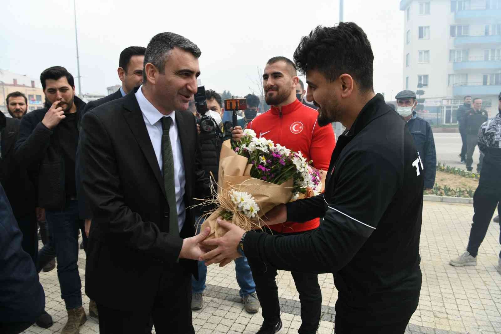 Macaristan’da düzenlenen Avrupa Güreş Şampiyonası’nda Bulgaristanlı rakibi Ahmed Sultanovich Bataev’i yenerek altın madalyayı kazanan Milli ...