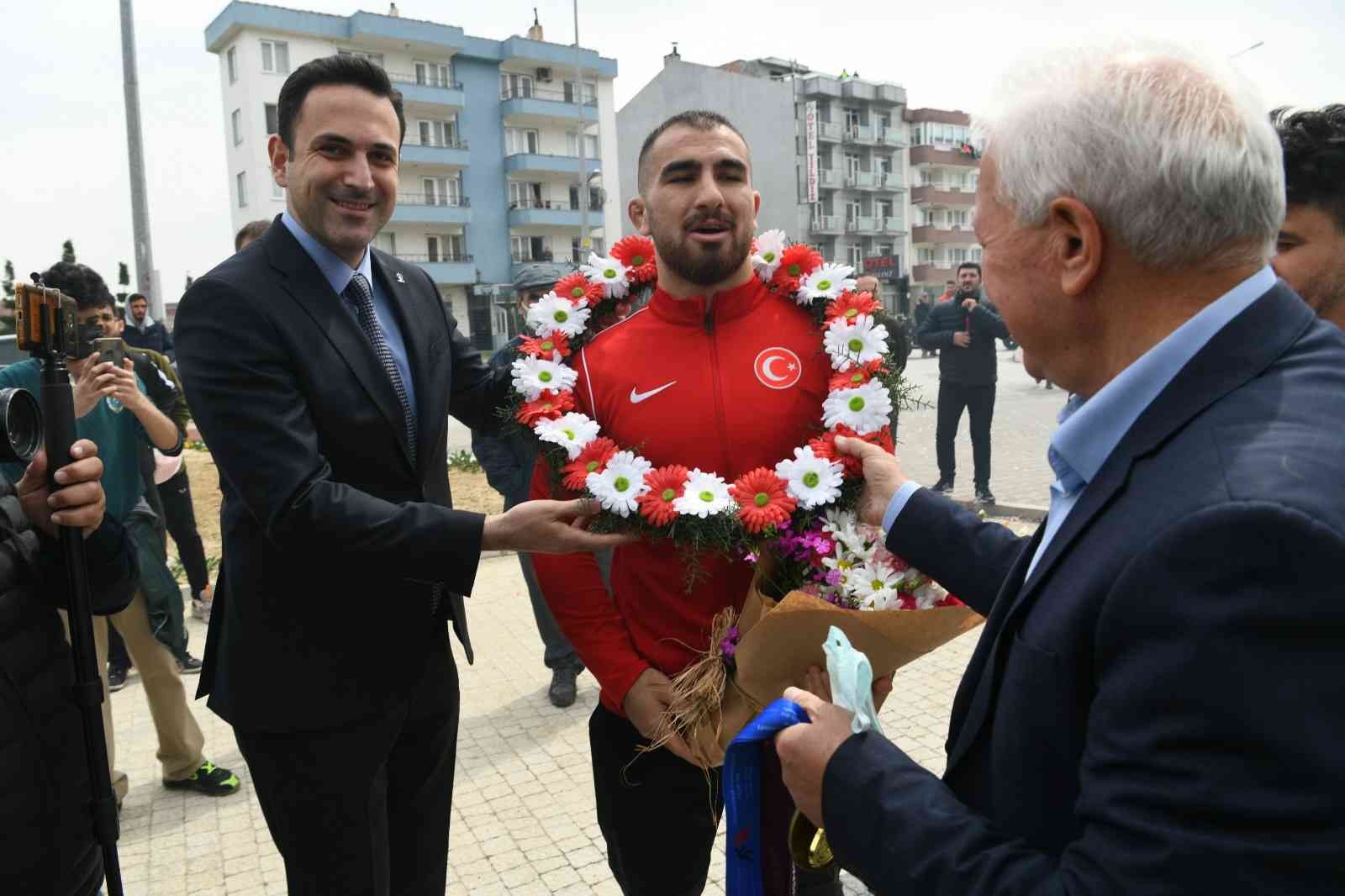 Macaristan’da düzenlenen Avrupa Güreş Şampiyonası’nda Bulgaristanlı rakibi Ahmed Sultanovich Bataev’i yenerek altın madalyayı kazanan Milli ...