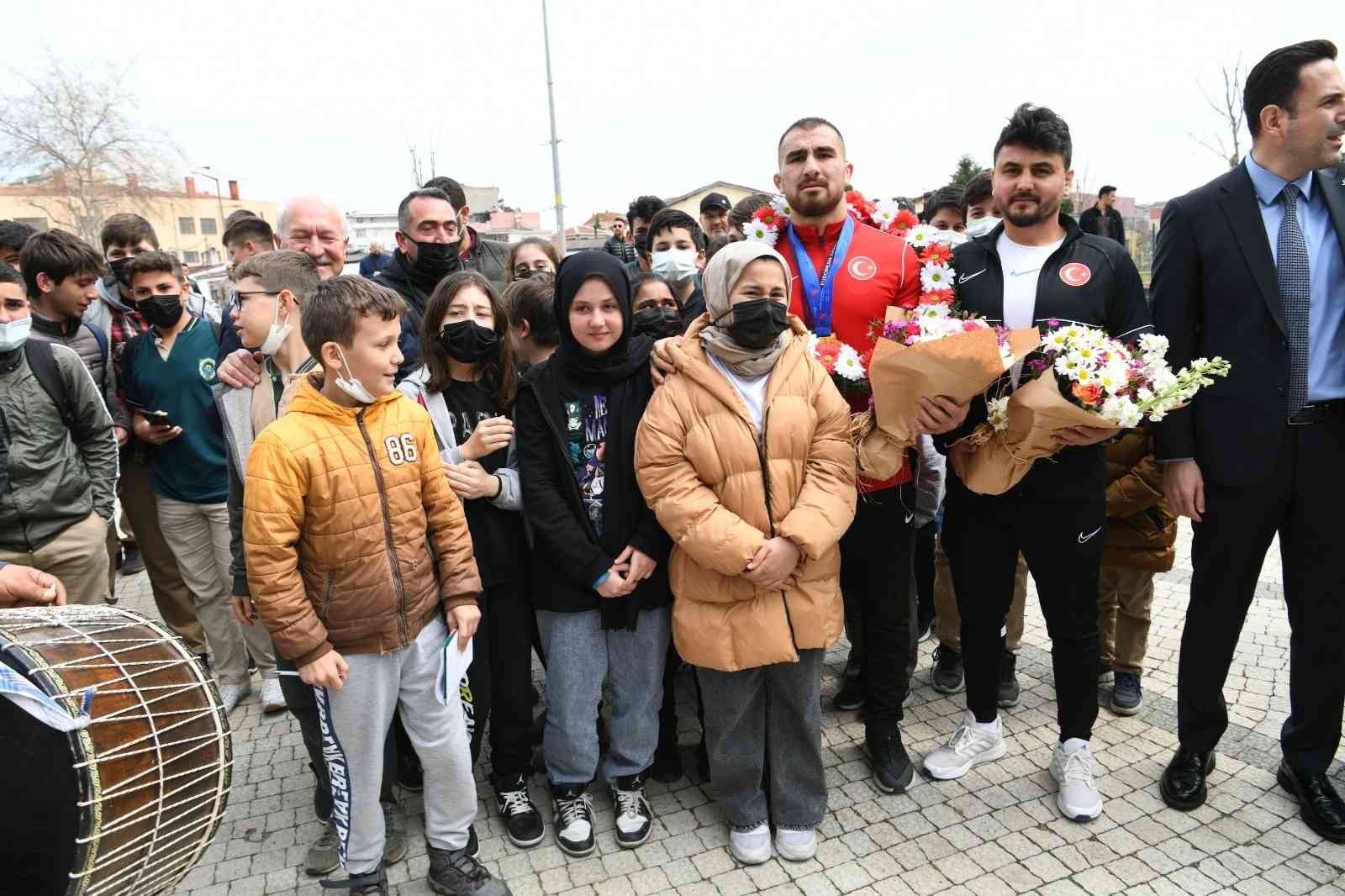 Macaristan’da düzenlenen Avrupa Güreş Şampiyonası’nda Bulgaristanlı rakibi Ahmed Sultanovich Bataev’i yenerek altın madalyayı kazanan Milli ...