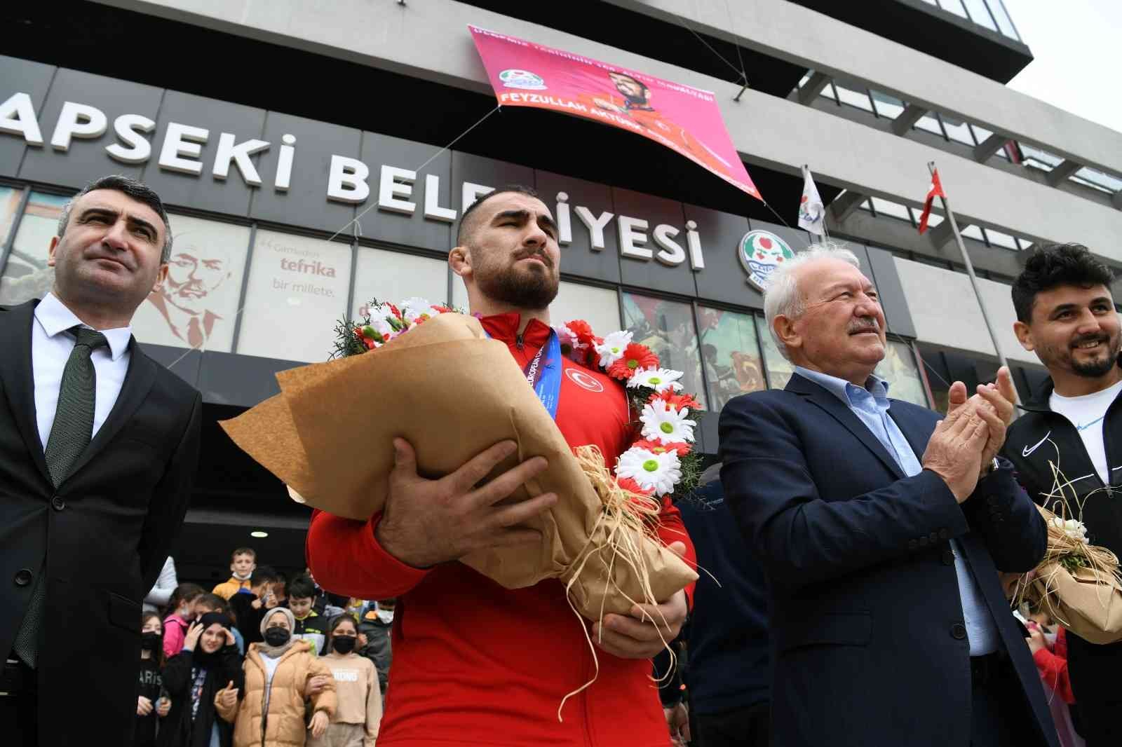 Macaristan’da düzenlenen Avrupa Güreş Şampiyonası’nda Bulgaristanlı rakibi Ahmed Sultanovich Bataev’i yenerek altın madalyayı kazanan Milli ...