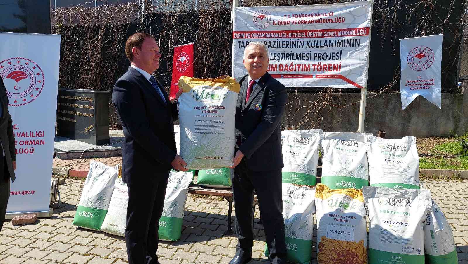 Tekirdağ’da üreticiyi ithal ayçiçeği tohumuna karşı yerli tohuma yönlendirmek için devletten çiftçiye 2 buçuk ton hibrit tohumu dağıtıldı. Tarım ...