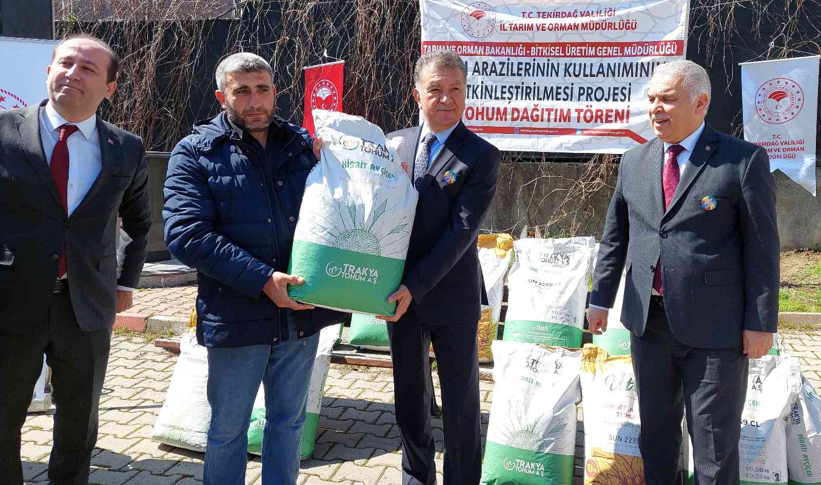 Tekirdağ’da üreticiyi ithal ayçiçeği tohumuna karşı yerli tohuma yönlendirmek için devletten çiftçiye 2 buçuk ton hibrit tohumu dağıtıldı. Tarım ...