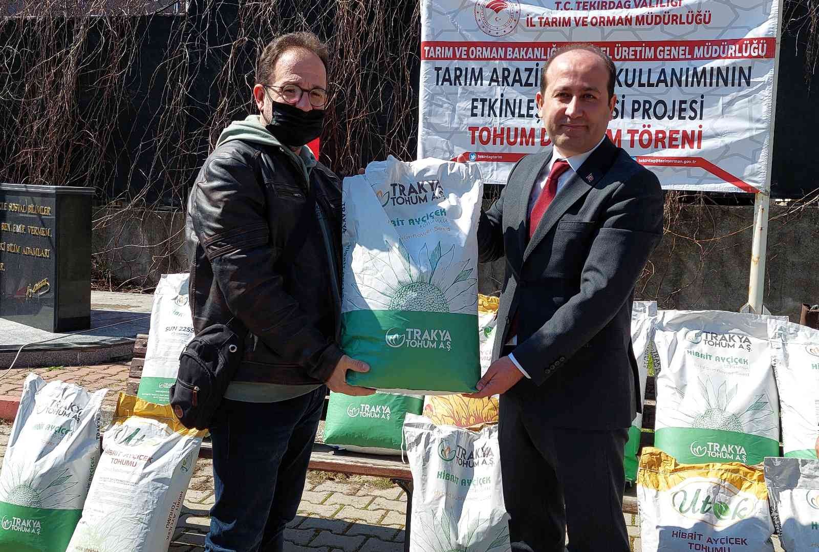 Tekirdağ’da üreticiyi ithal ayçiçeği tohumuna karşı yerli tohuma yönlendirmek için devletten çiftçiye 2 buçuk ton hibrit tohumu dağıtıldı. Tarım ...