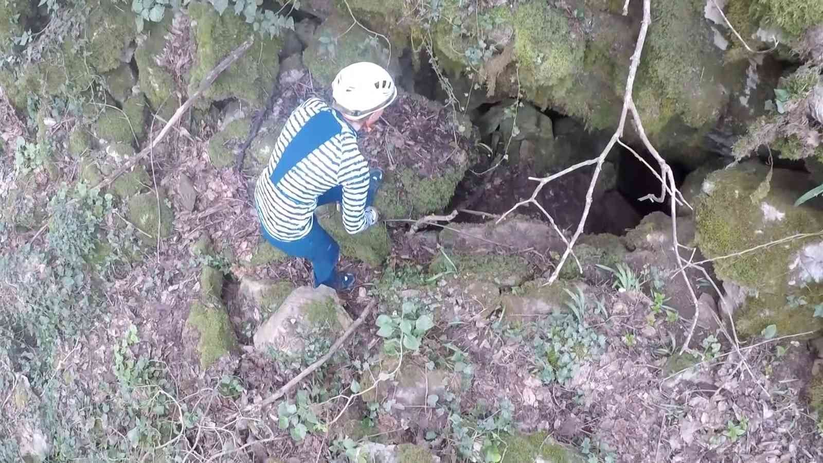 Ormanlık alanda keşfettikleri mağaranın derinliklerine inmekten son anda vazgeçen dağcılar, ölümden döndüklerini bölgeye yerleştirdikleri ...