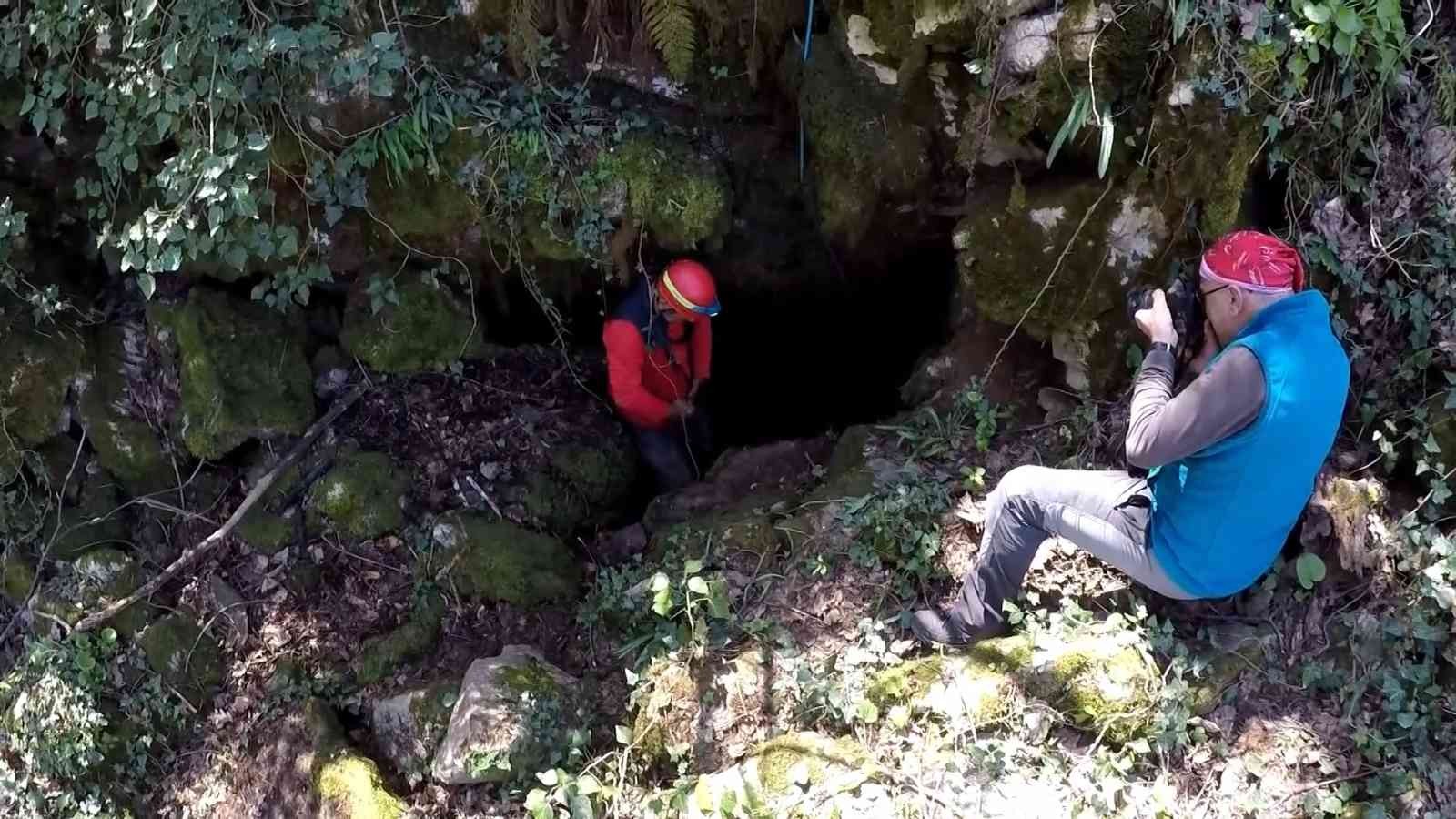 Ormanlık alanda keşfettikleri mağaranın derinliklerine inmekten son anda vazgeçen dağcılar, ölümden döndüklerini bölgeye yerleştirdikleri ...