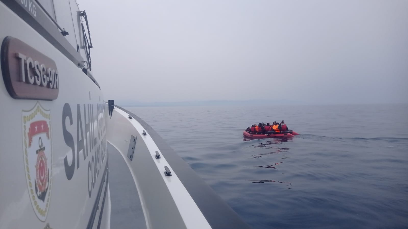 Balıkesir’in Ayvalık ilçesinde, Yunanistan’ın Midilli Adası’na gitmek isteyen 17 düzensiz göçmen Sahil Güvenlik ekiplerince fark edildi. Edinilen ...