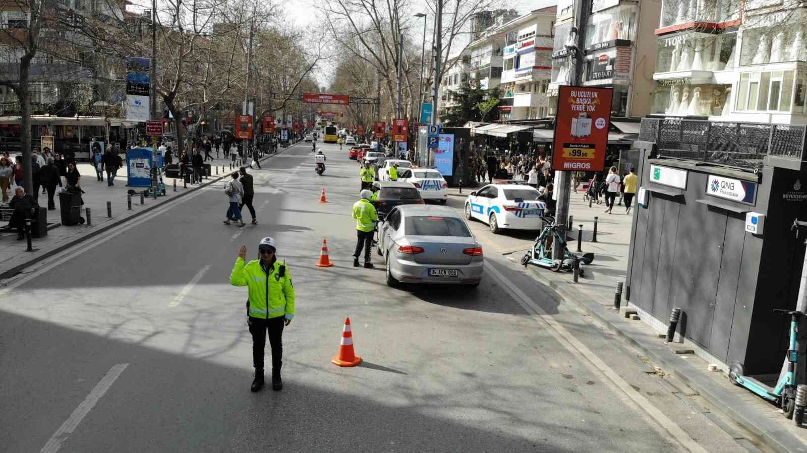 Kadıköy Bağdat Caddesi’nde görevli kadın trafik polisleri, araç yoğunluğunun yaşandığı ana arterlerde, trafik düzenini sağlamak için özveriyle ...