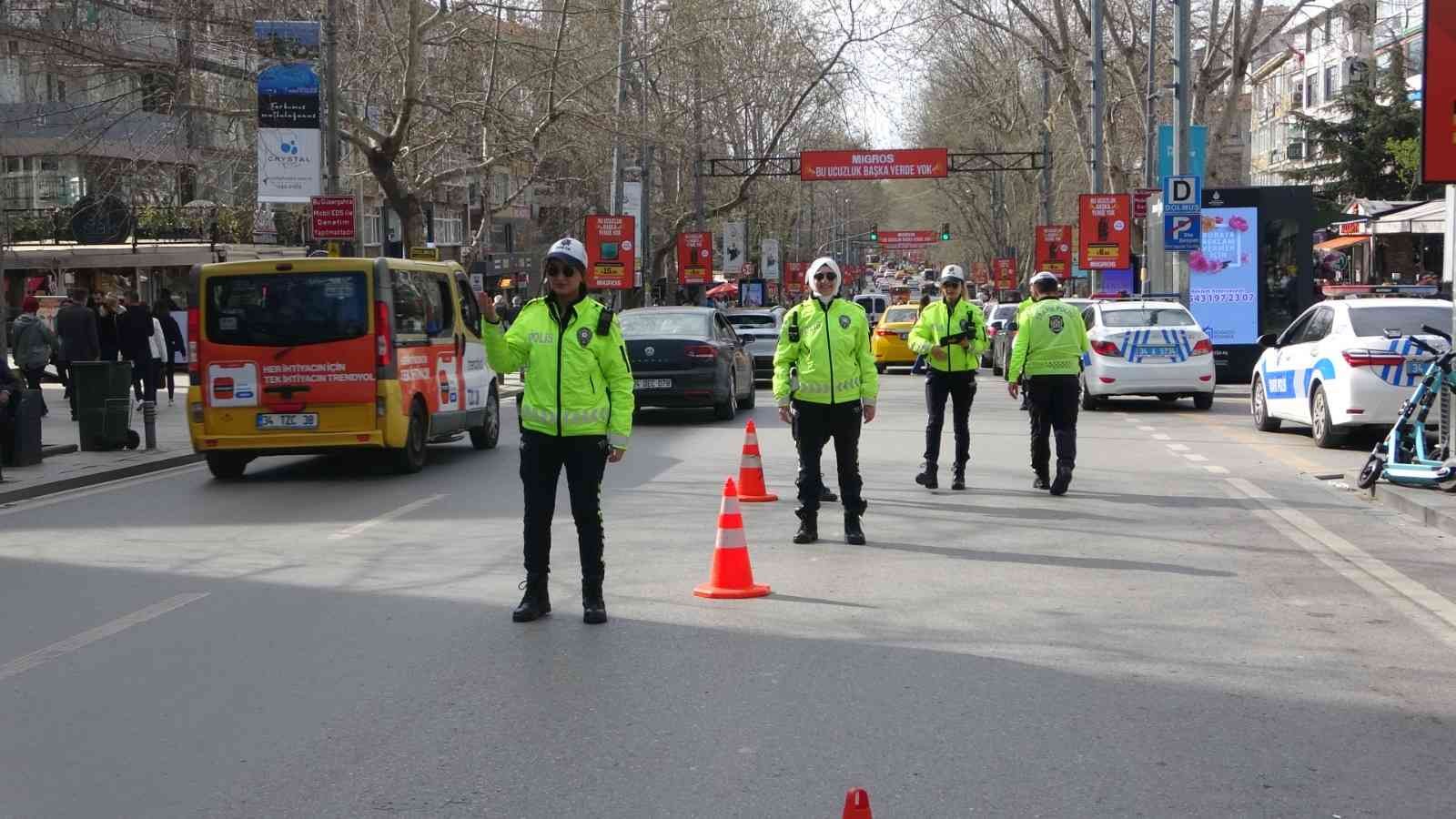 Kadıköy Bağdat Caddesi’nde görevli kadın trafik polisleri, araç yoğunluğunun yaşandığı ana arterlerde, trafik düzenini sağlamak için özveriyle ...