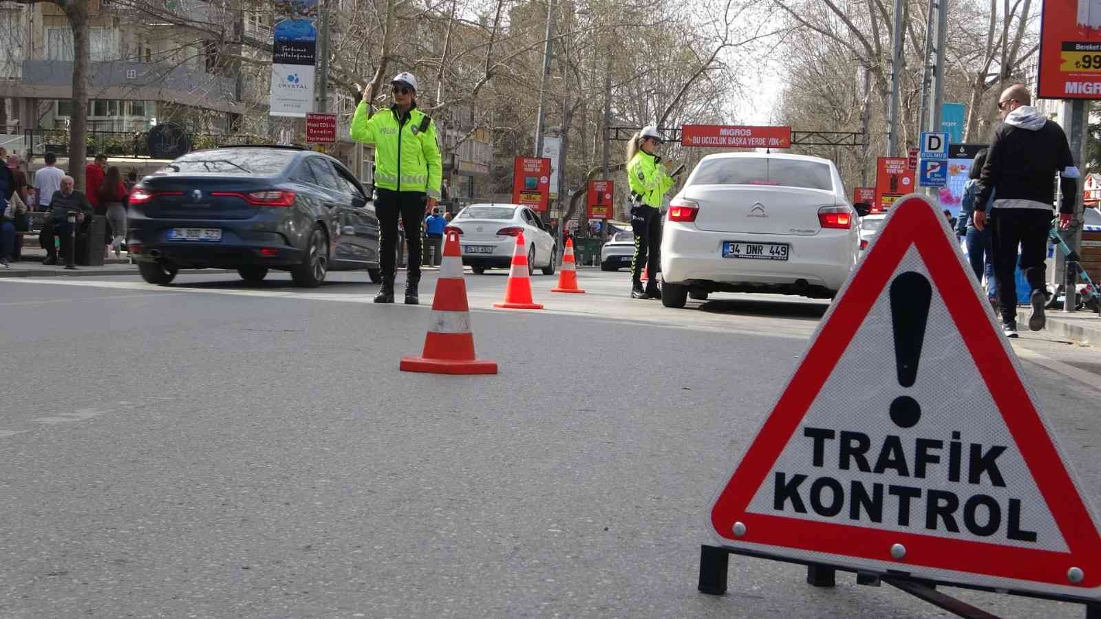 Kadıköy Bağdat Caddesi’nde görevli kadın trafik polisleri, araç yoğunluğunun yaşandığı ana arterlerde, trafik düzenini sağlamak için özveriyle ...