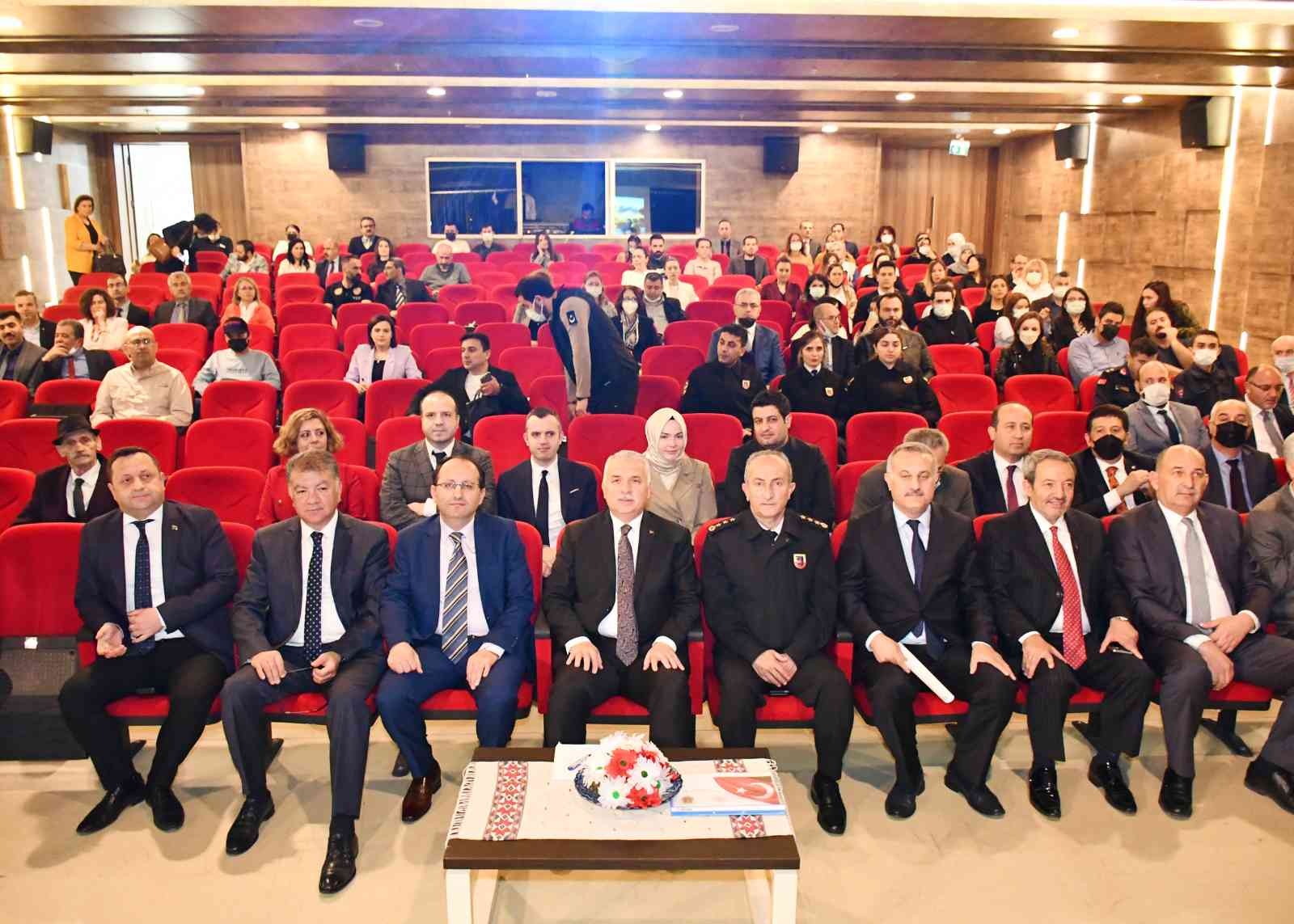 Tekirdağ’da bağımlılıkla mücadele çalıştayı düzenlenerek, zararlı maddeler ile ilgili etkin mücadele yöntemleri tartışıldı. Bağımlılıkla Mücadele ...