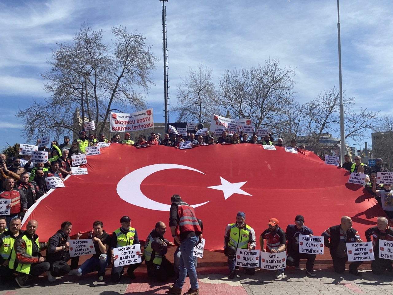 Türkiye Motosiklet Platformu tarafından düzenlenen ‘Katil Bariyer İstemiyoruz’ sloganlı program, Ulaştırma ve Altyapı Bakanı Adil Karaismailoğlu ...