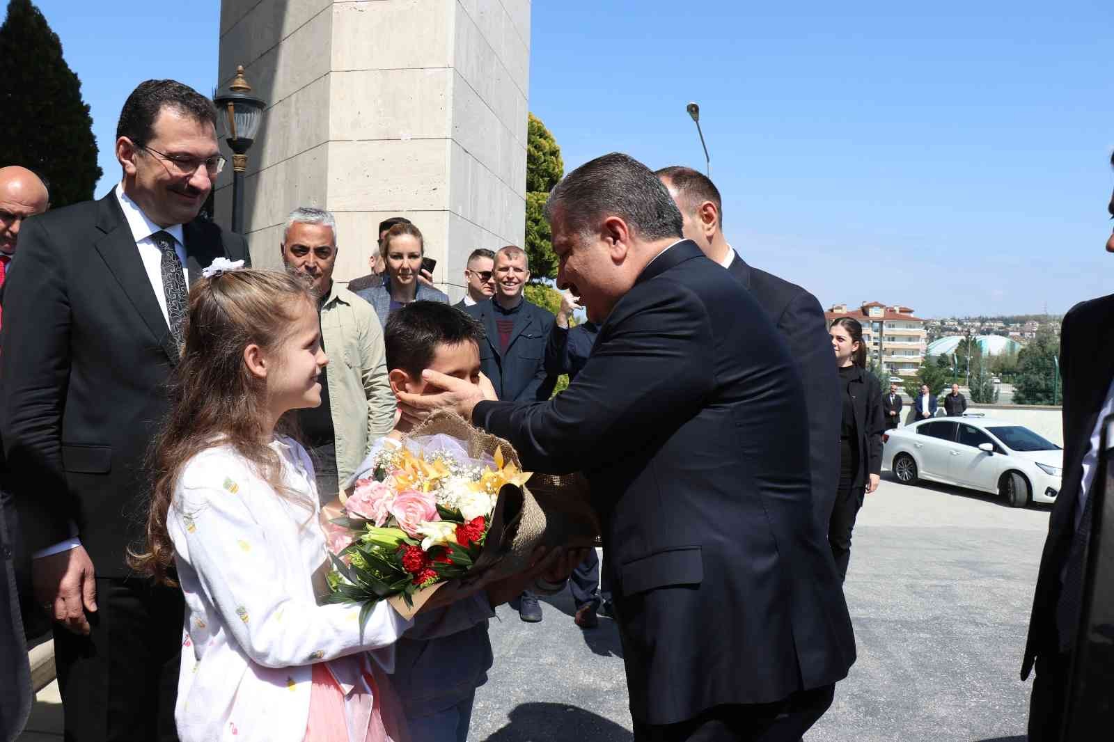 Korona virüs salgınının seyri ile alakalı sevindirici bilgiler paylaşan Sağlık Bakanı Fahrettin Koca, “19’a yakın ilimizde yoğun bakımda yatan ...