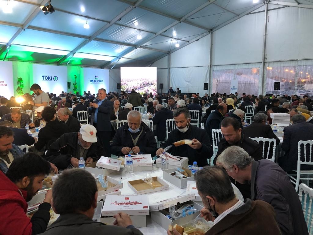 Çevre, Şehircilik ve İklim Değişikliği Bakanı Murat Kurum, Fikirtepeli vatandaşlarla iftarda bir araya geldi. Bakan Kurum, “2 yılın sonunda ...