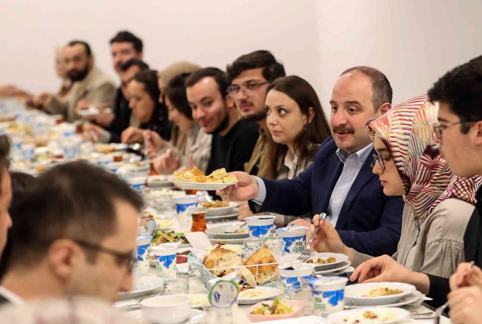 Sanayi ve Teknoloji Bakanı Mustafa Varank, sosyal medya hesabından yaptığı sürpriz iftar davetine cevap veren gençlerle Büyük Çamlıca Camisi ...