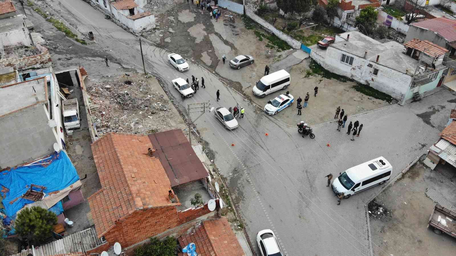 Balıkesir il genelinde İl Emniyet Müdürlüğü idaresinde, Cumhuriyet Savcılıklarının koordinesinde 98 hedef şahsa yönelik 110 adreste bin personel ...