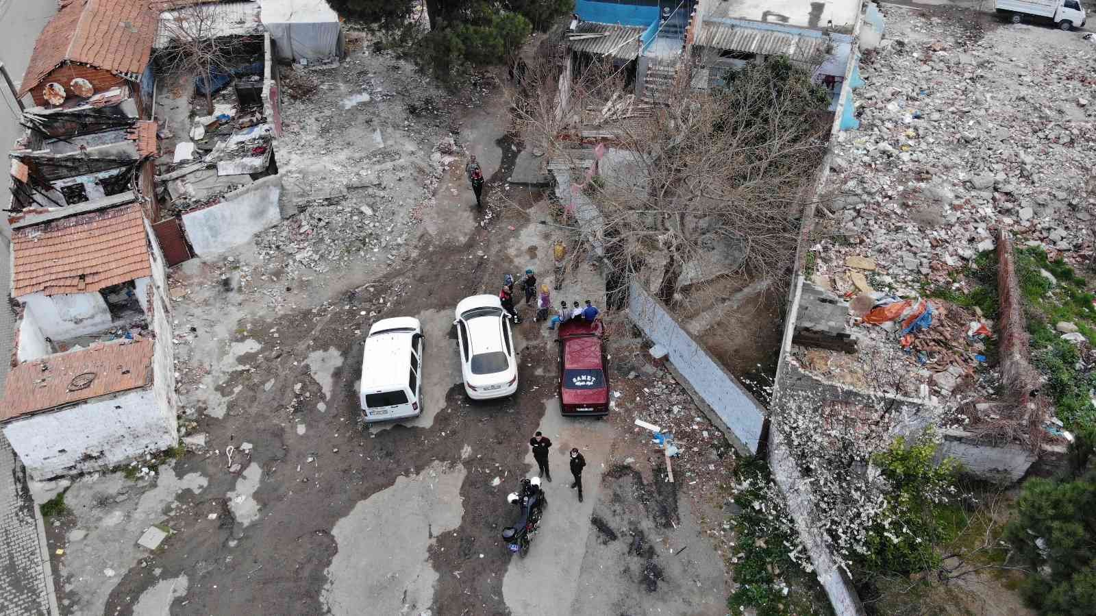 Balıkesir il genelinde İl Emniyet Müdürlüğü idaresinde, Cumhuriyet Savcılıklarının koordinesinde 98 hedef şahsa yönelik 110 adreste bin personel ...