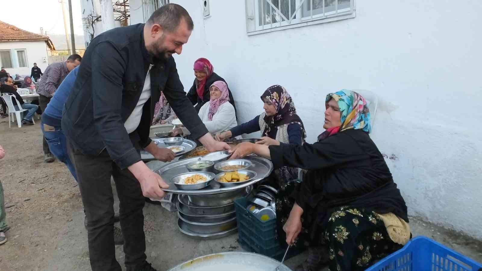 Balıkesir’in Burhaniye ilçesinde, çiftçiler iki yıl aradan sonra toplu iftarda bir araya geldi. İlçenin kırsal Kızıklı mahallesinde sokakta ...