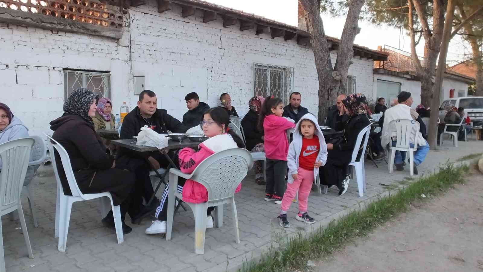 Balıkesir’in Burhaniye ilçesinde, çiftçiler iki yıl aradan sonra toplu iftarda bir araya geldi. İlçenin kırsal Kızıklı mahallesinde sokakta ...