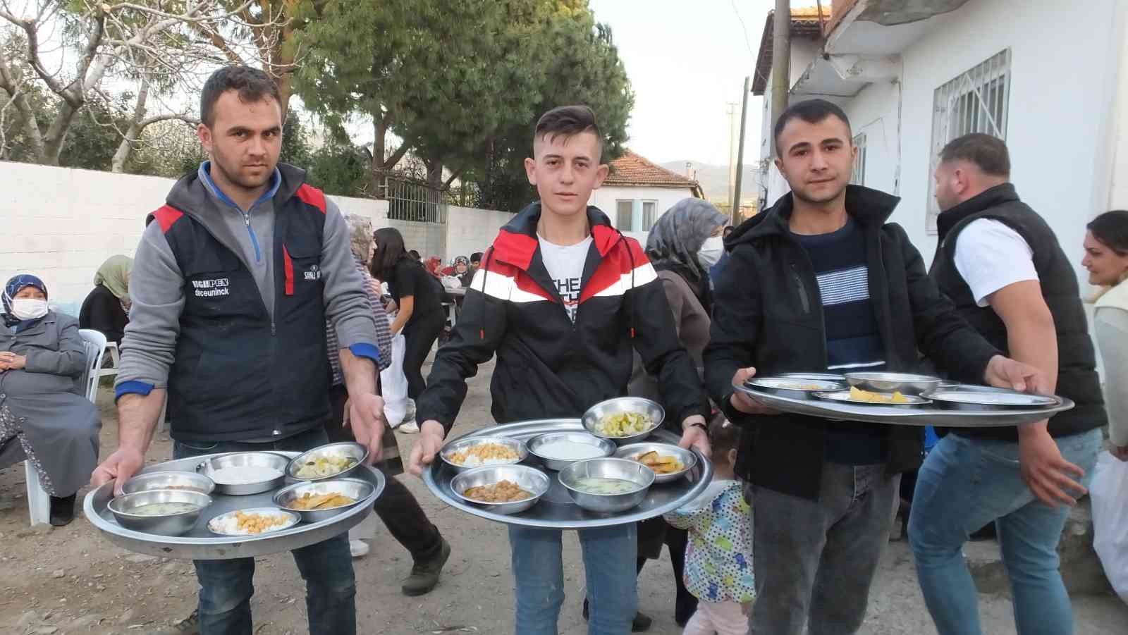 Balıkesir’in Burhaniye ilçesinde, çiftçiler iki yıl aradan sonra toplu iftarda bir araya geldi. İlçenin kırsal Kızıklı mahallesinde sokakta ...