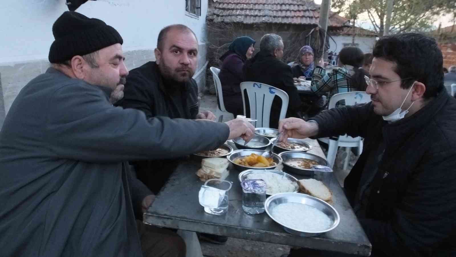 Balıkesir’in Burhaniye ilçesinde, çiftçiler iki yıl aradan sonra toplu iftarda bir araya geldi. İlçenin kırsal Kızıklı mahallesinde sokakta ...