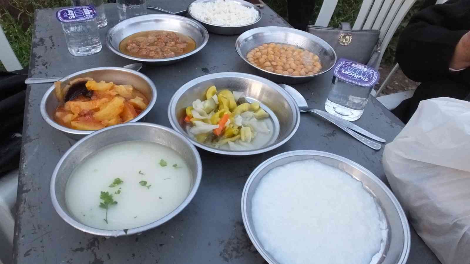 Balıkesir’in Burhaniye ilçesinde, çiftçiler iki yıl aradan sonra toplu iftarda bir araya geldi. İlçenin kırsal Kızıklı mahallesinde sokakta ...