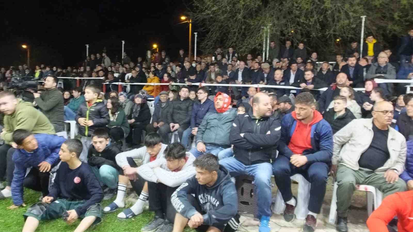 Balıkesir’in Burhaniye ilçesinde, Ramazan Şenlikleri dahilinde düzenlenen gece güreşleri yoğun ilgi gördü. Kırsal Sübeylidere Mahallesi’nde ...