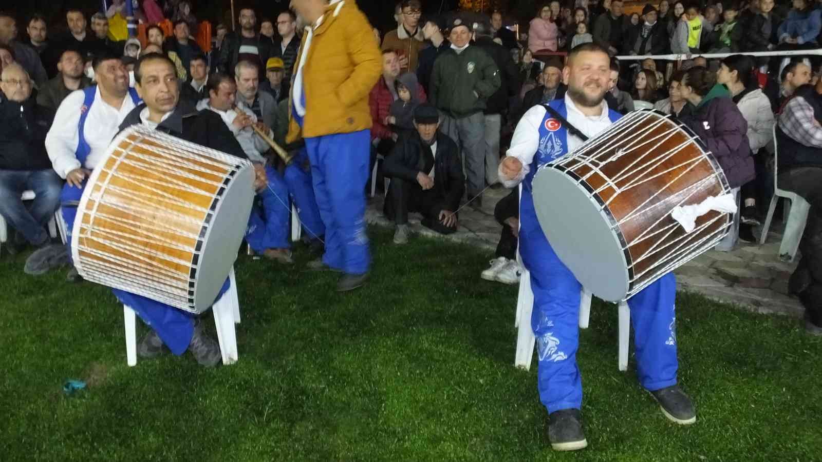 Balıkesir’in Burhaniye ilçesinde, Ramazan Şenlikleri dahilinde düzenlenen gece güreşleri yoğun ilgi gördü. Kırsal Sübeylidere Mahallesi’nde ...