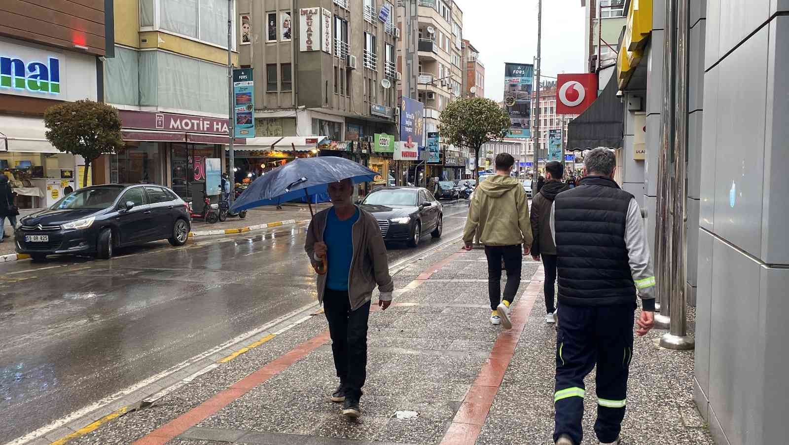 Meteoroloji’den yapılan uyarıların ardından, Balıkesir’de öğlen saatlerinde sağanak yağış etkili oldu. Balıkesir Meteoroloji Genel Müdürlüğü’nün ...