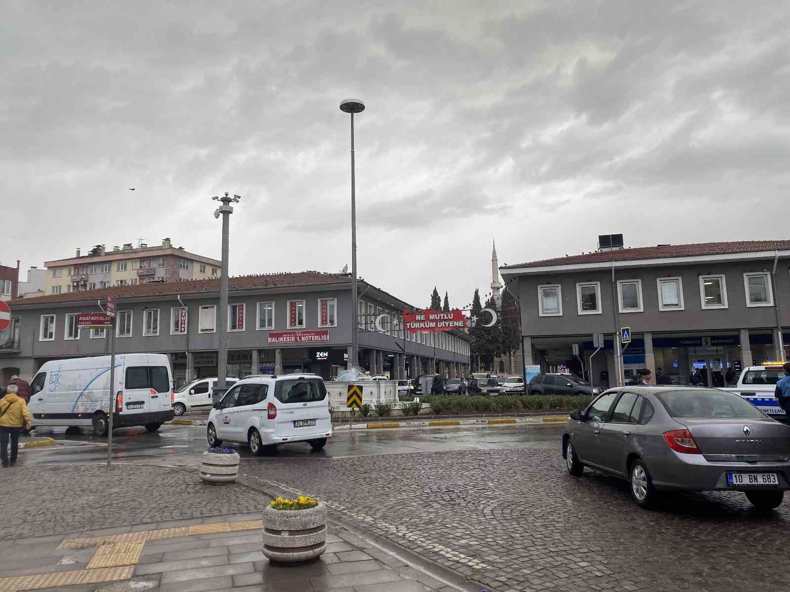 Meteoroloji’den yapılan uyarıların ardından, Balıkesir’de öğlen saatlerinde sağanak yağış etkili oldu. Balıkesir Meteoroloji Genel Müdürlüğü’nün ...