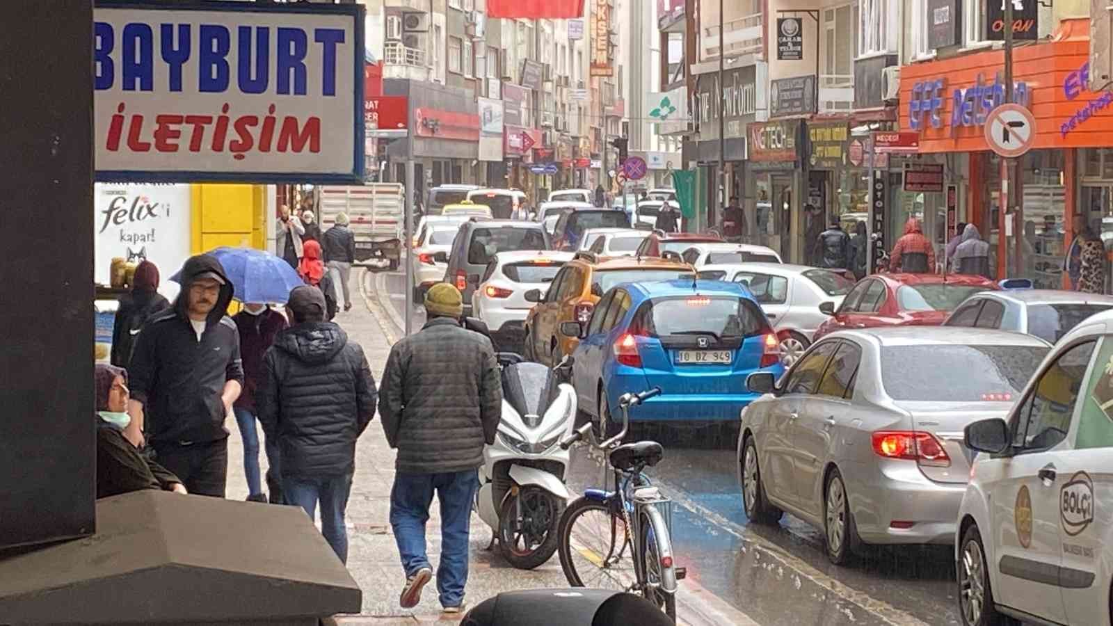 Meteoroloji’den yapılan uyarıların ardından, Balıkesir’de öğlen saatlerinde sağanak yağış etkili oldu. Balıkesir Meteoroloji Genel Müdürlüğü’nün ...