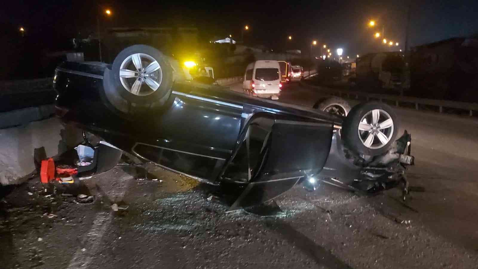 Kocaeli’nin Dilovası ilçesinde sürücüsünün kontrolünden çıkan otomobil önce bariyerlere çarptı, daha sonra ise yolun karşısına geçerek ters döndü ...