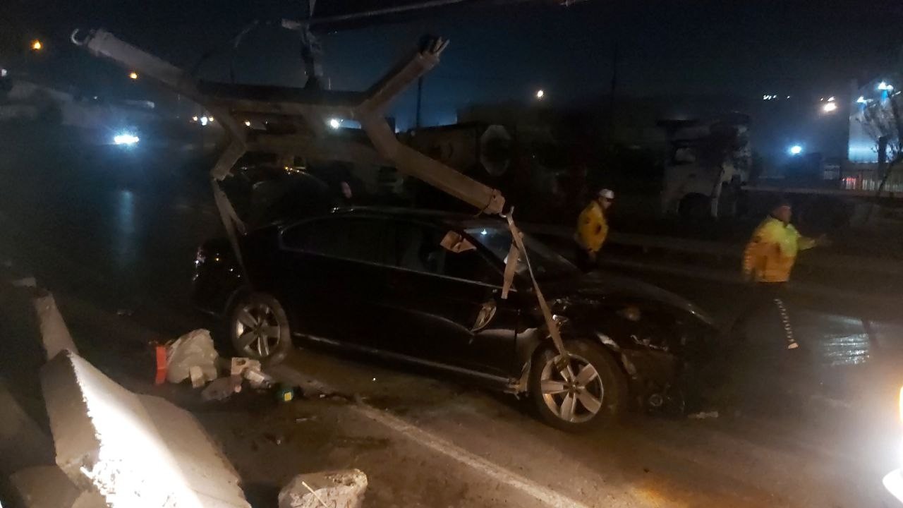 Kocaeli’nin Dilovası ilçesinde sürücüsünün kontrolünden çıkan otomobil önce bariyerlere çarptı, daha sonra ise yolun karşısına geçerek ters döndü ...