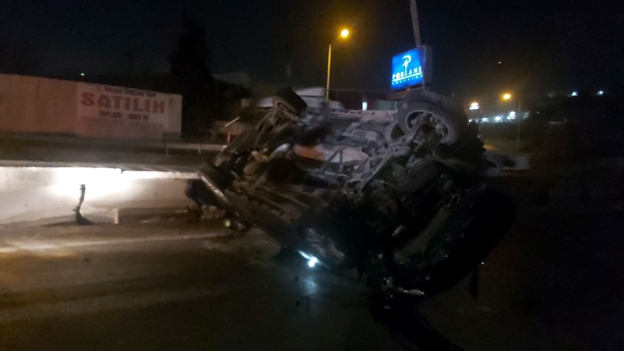 Kocaeli’nin Dilovası ilçesinde sürücüsünün kontrolünden çıkan otomobil önce bariyerlere çarptı, daha sonra ise yolun karşısına geçerek ters döndü ...