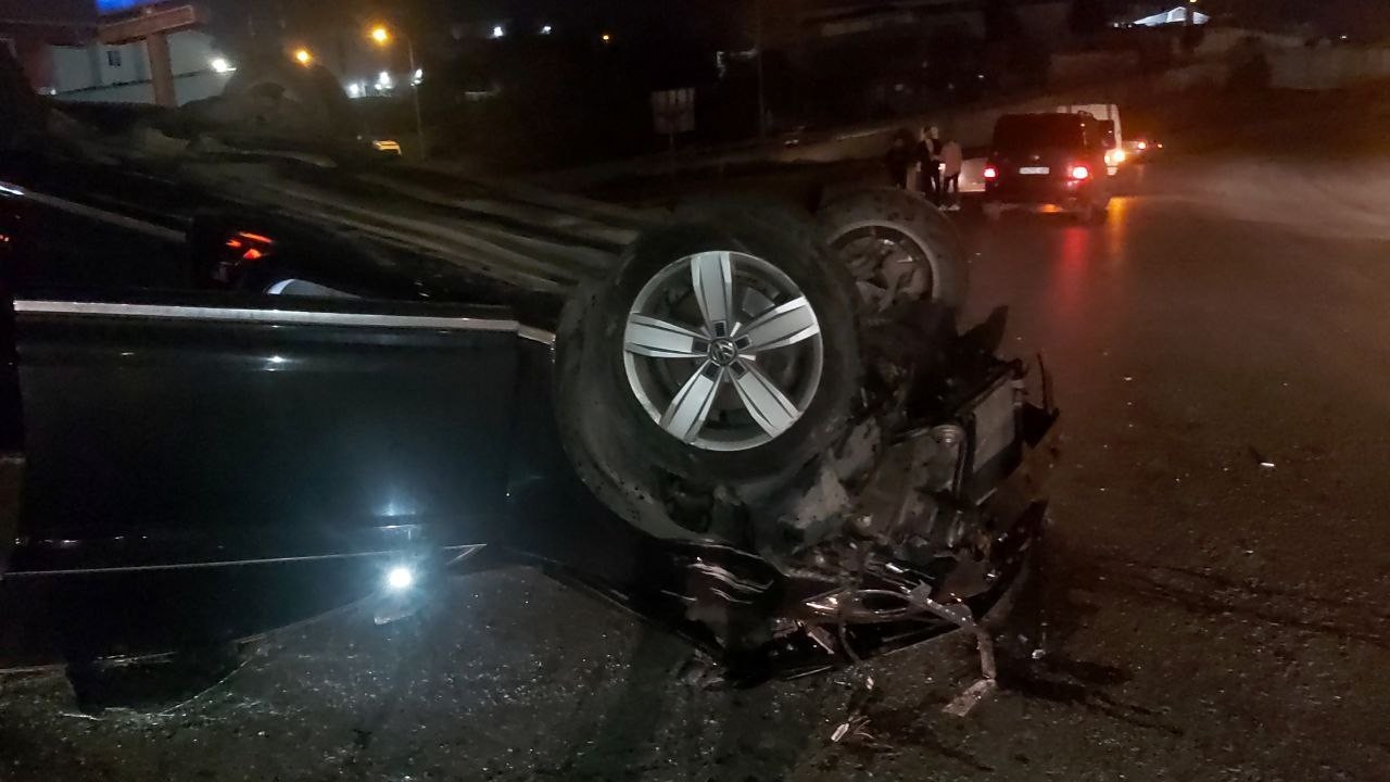 Kocaeli’nin Dilovası ilçesinde sürücüsünün kontrolünden çıkan otomobil önce bariyerlere çarptı, daha sonra ise yolun karşısına geçerek ters döndü ...