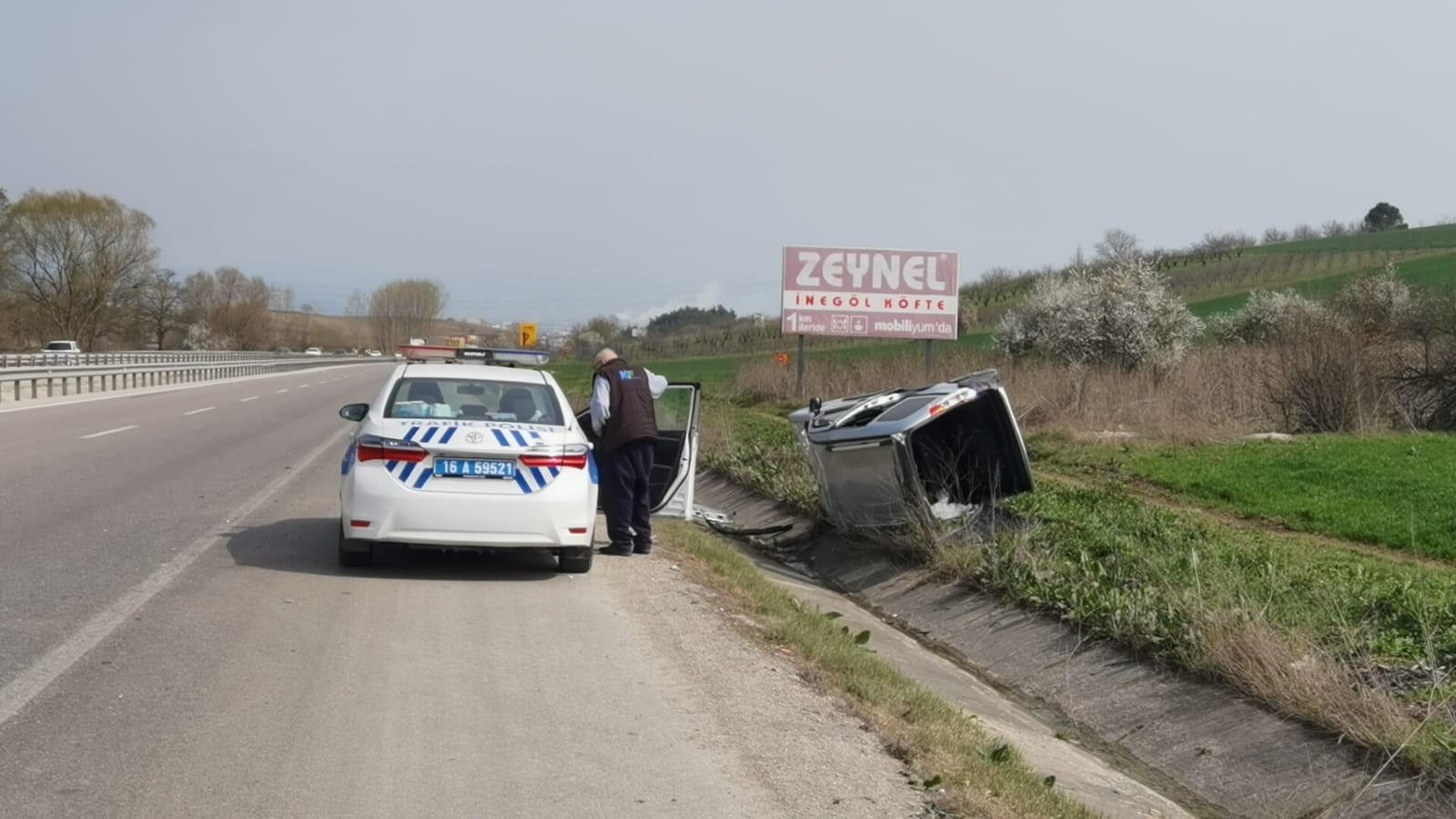 Bursa’nın İnegöl ilçesinde meydana gelen kazada kontrolden çıkan hafif ticari araç bariyerlere çarpıp şarampole yuvarlandı, 2 kişi yaralandı ...