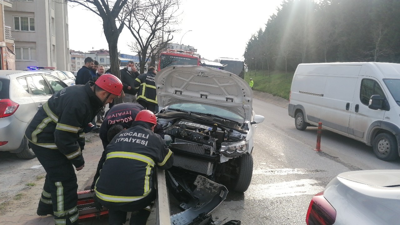 Kocaeli’nin Gebze ilçesinde otomobil bariyerlere çarptı. Kaza anı güvenlik kamerasına saniye saniye yansıdı. Kaza, Tatlıkuyu mahallesi D100 ...