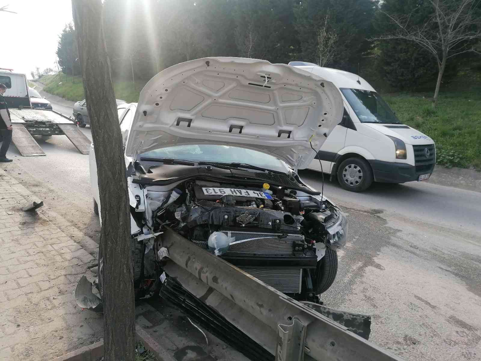 Kocaeli’nin Gebze ilçesinde otomobil bariyerlere çarptı. Kaza anı güvenlik kamerasına saniye saniye yansıdı. Kaza, Tatlıkuyu mahallesi D100 ...