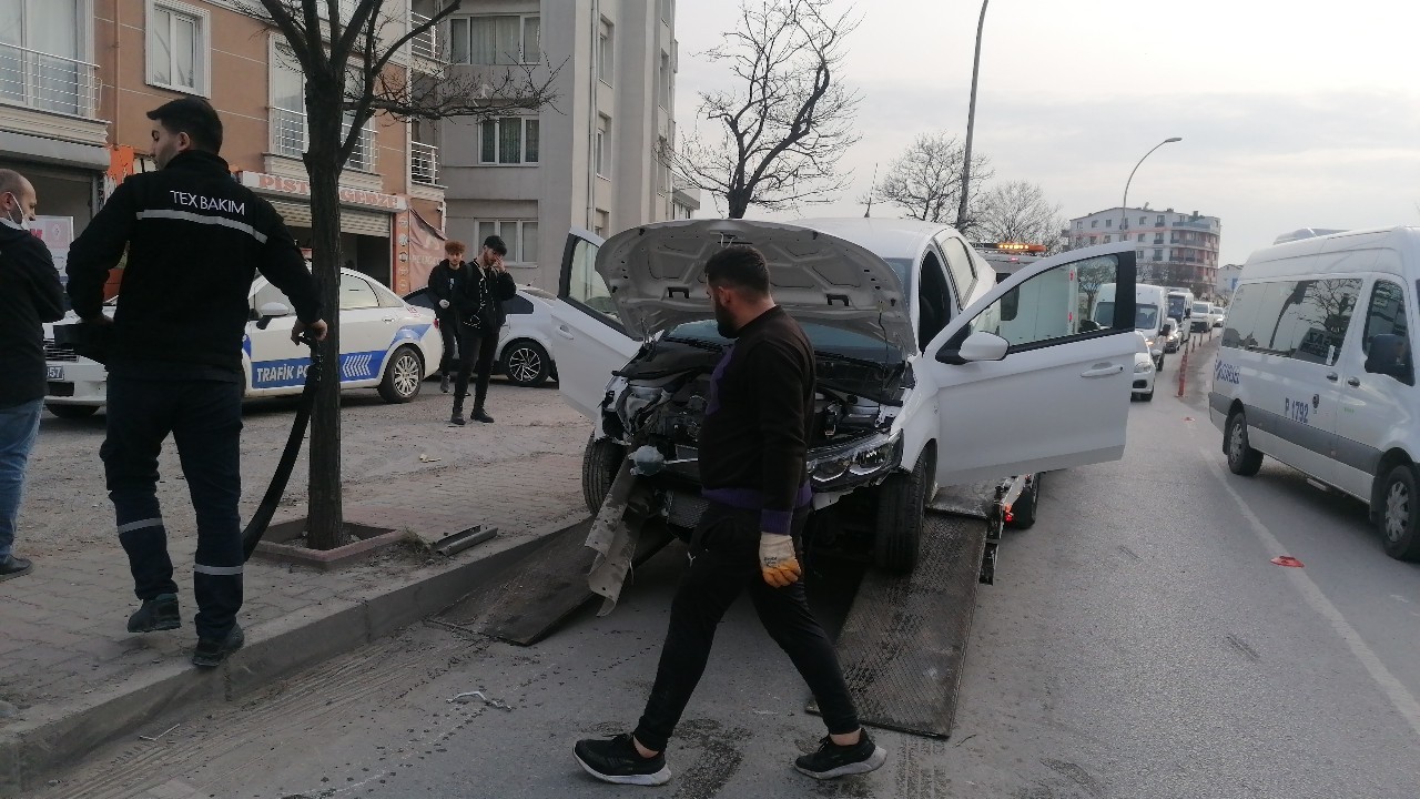 Kocaeli’nin Gebze ilçesinde otomobil bariyerlere çarptı. Kaza anı güvenlik kamerasına saniye saniye yansıdı. Kaza, Tatlıkuyu mahallesi D100 ...