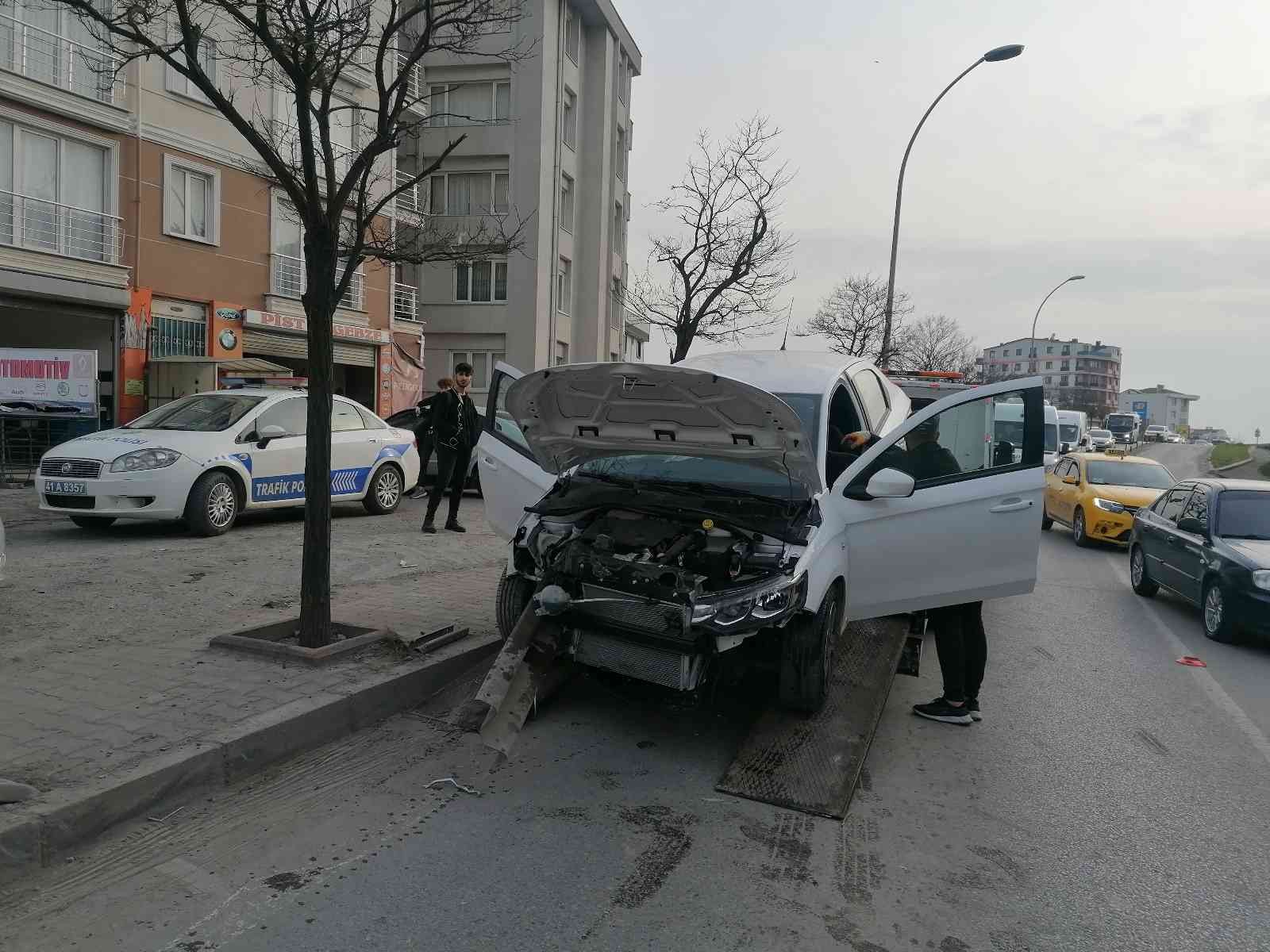 Kocaeli’nin Gebze ilçesinde otomobil bariyerlere çarptı. Kaza anı güvenlik kamerasına saniye saniye yansıdı. Kaza, Tatlıkuyu mahallesi D100 ...