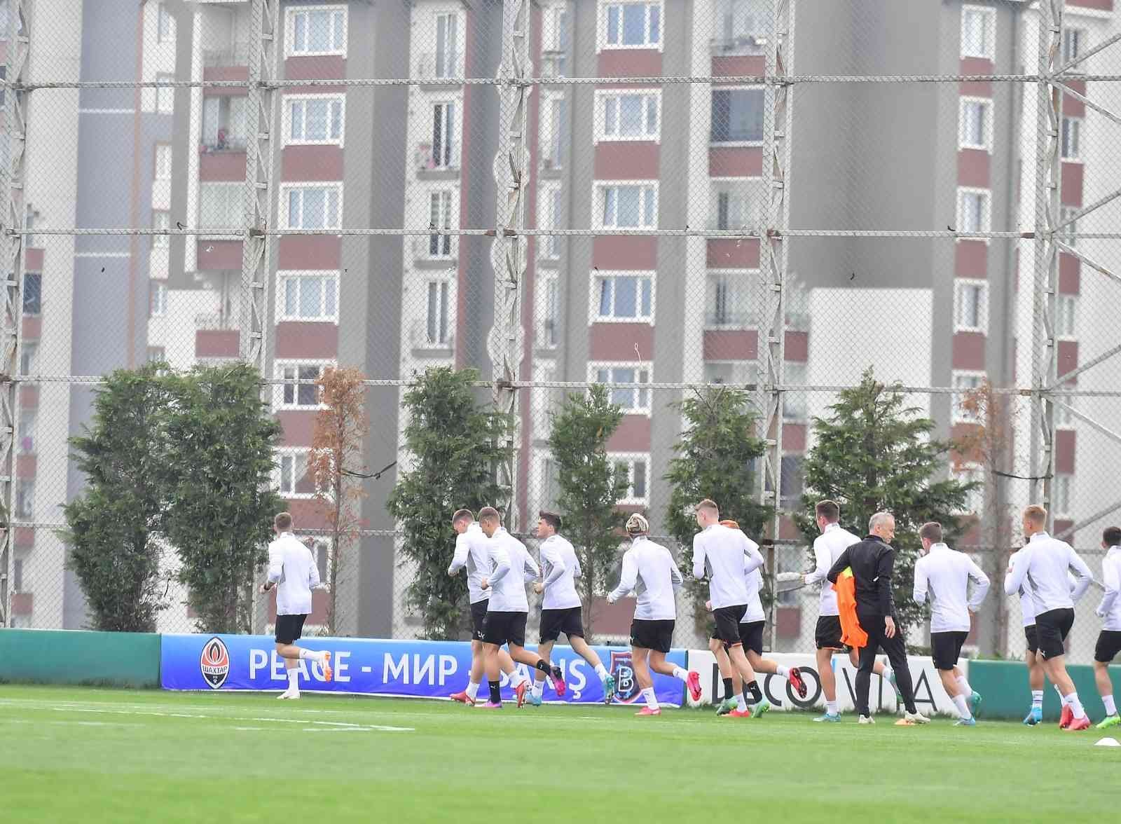 Medipol Başakşehir, Ukrayna temsilcisi Shakhtar Donetsk’e antrenman tesislerini açtı. Başakşehir, Rusya ile Ukrayna arasında devam eden savaştan ...