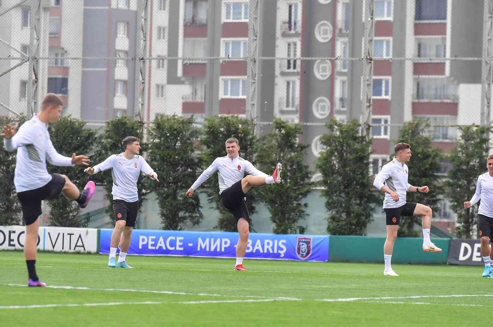 Medipol Başakşehir, Ukrayna temsilcisi Shakhtar Donetsk’e antrenman tesislerini açtı. Başakşehir, Rusya ile Ukrayna arasında devam eden savaştan ...