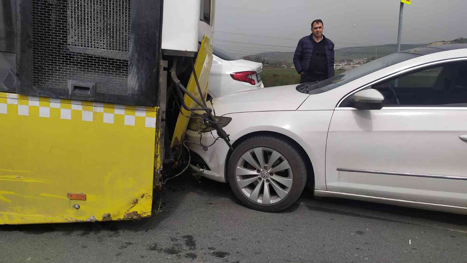 Başakşehir’de park halindeki boş İETT otobüsü freni boşalınca şarampole uçtu. Otobüs kurtarıcı araçla çekildiği sırada bir kaza daha meydana ...